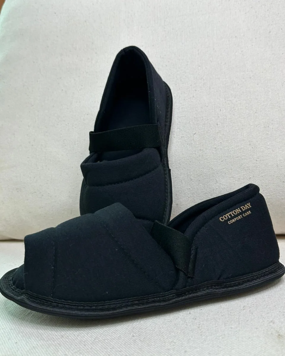 Pantufa preta Cotton Day Comfort Care com etiqueta tecida na lateral e sola texturizada
